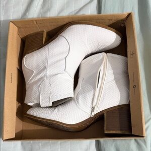 Women's White Textured Ankle Boots